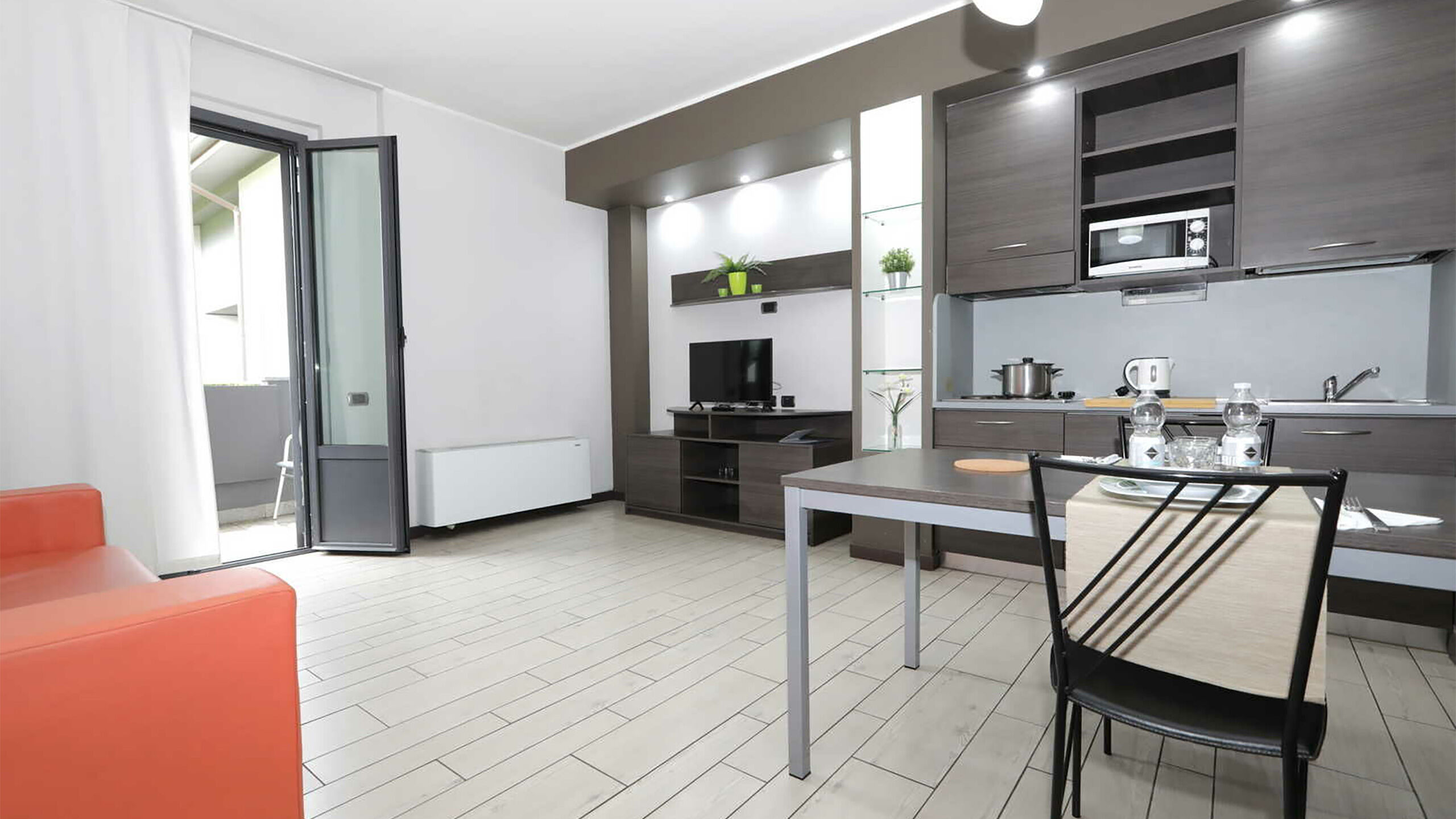 Hotel Residence Aurora -  vicino alla fiera di Milano ed autodromo di Monza Residence Aurora | Appartamento Deluxe balcone vista giardino