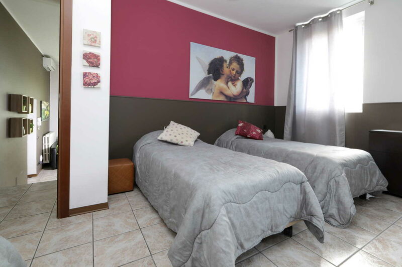 Residence Aurora a Milano - App 2 camere da letto struttura separata con street level entrance